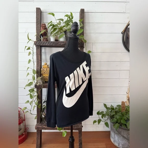 Nike Black Long Sleeve Top with White Logo - Picture 16 of 17